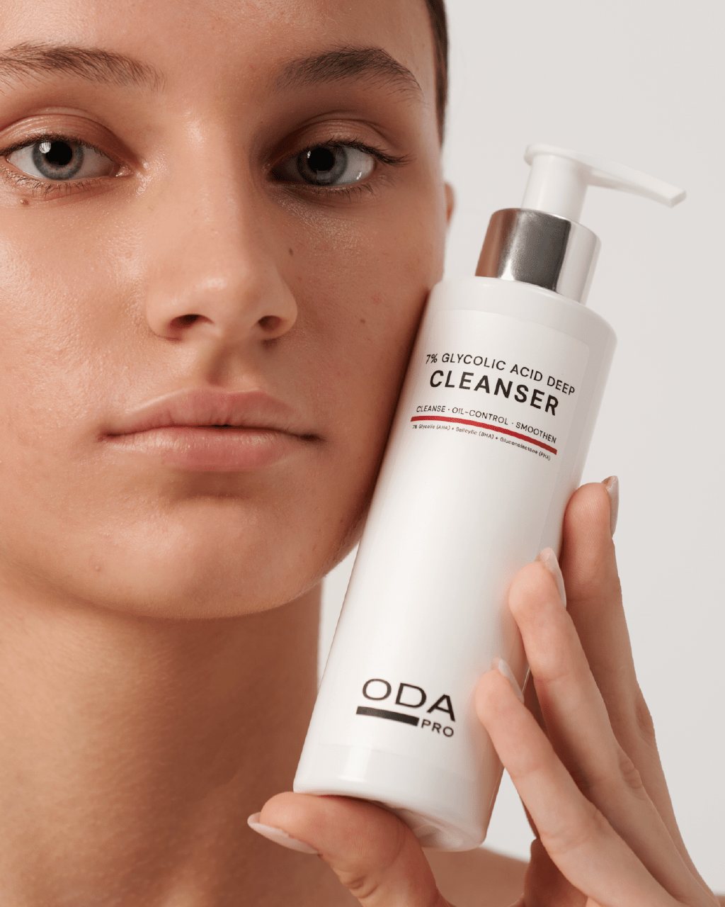 Modelis laiko Acne Expert prausiklį